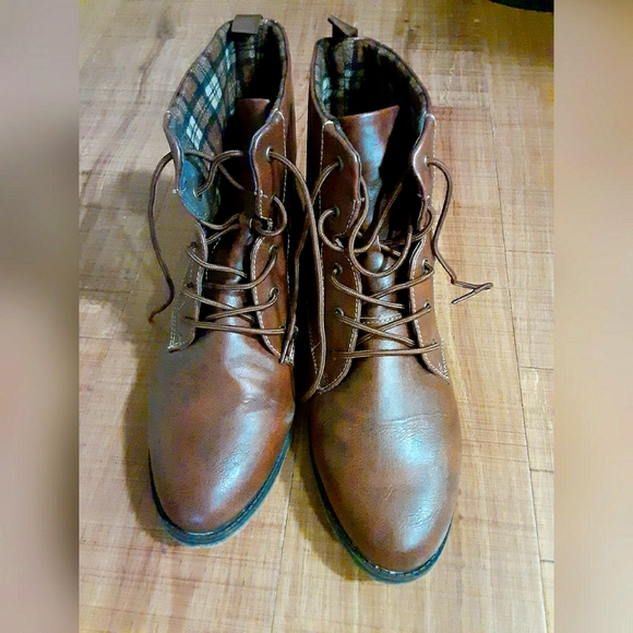 Boots - Picture 1 of 4